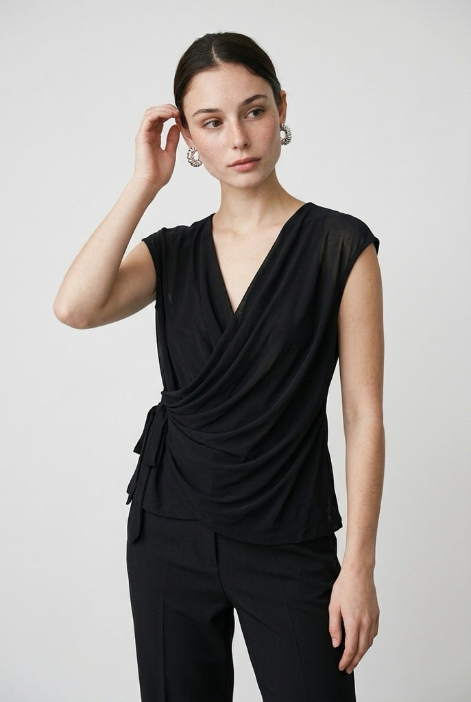 Blusa Nudo Cintura Negra